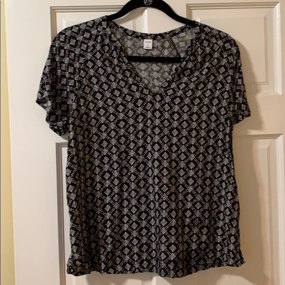 Old navy black and white shirt